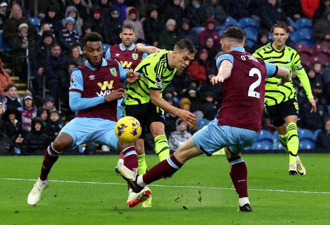 切尔西狂胜曼彻斯特城，力压对手一步