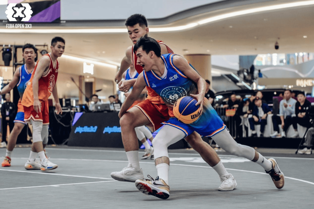 篮球赛场上选手团结一致争胜 篮球赛场上选手团结一致争胜