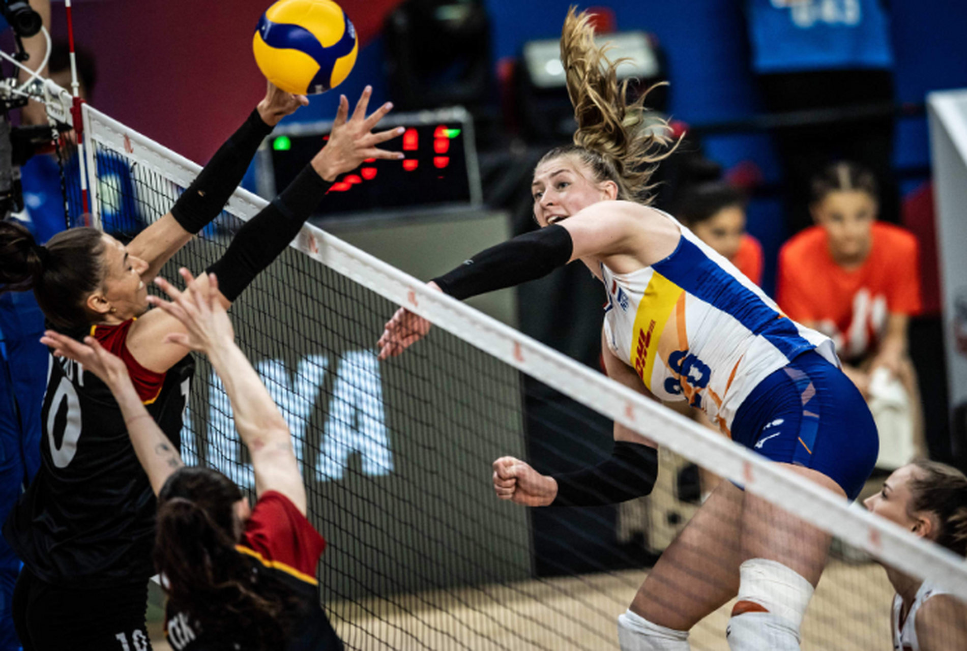 -荷兰选手勇夺排球比赛男女团体冠军