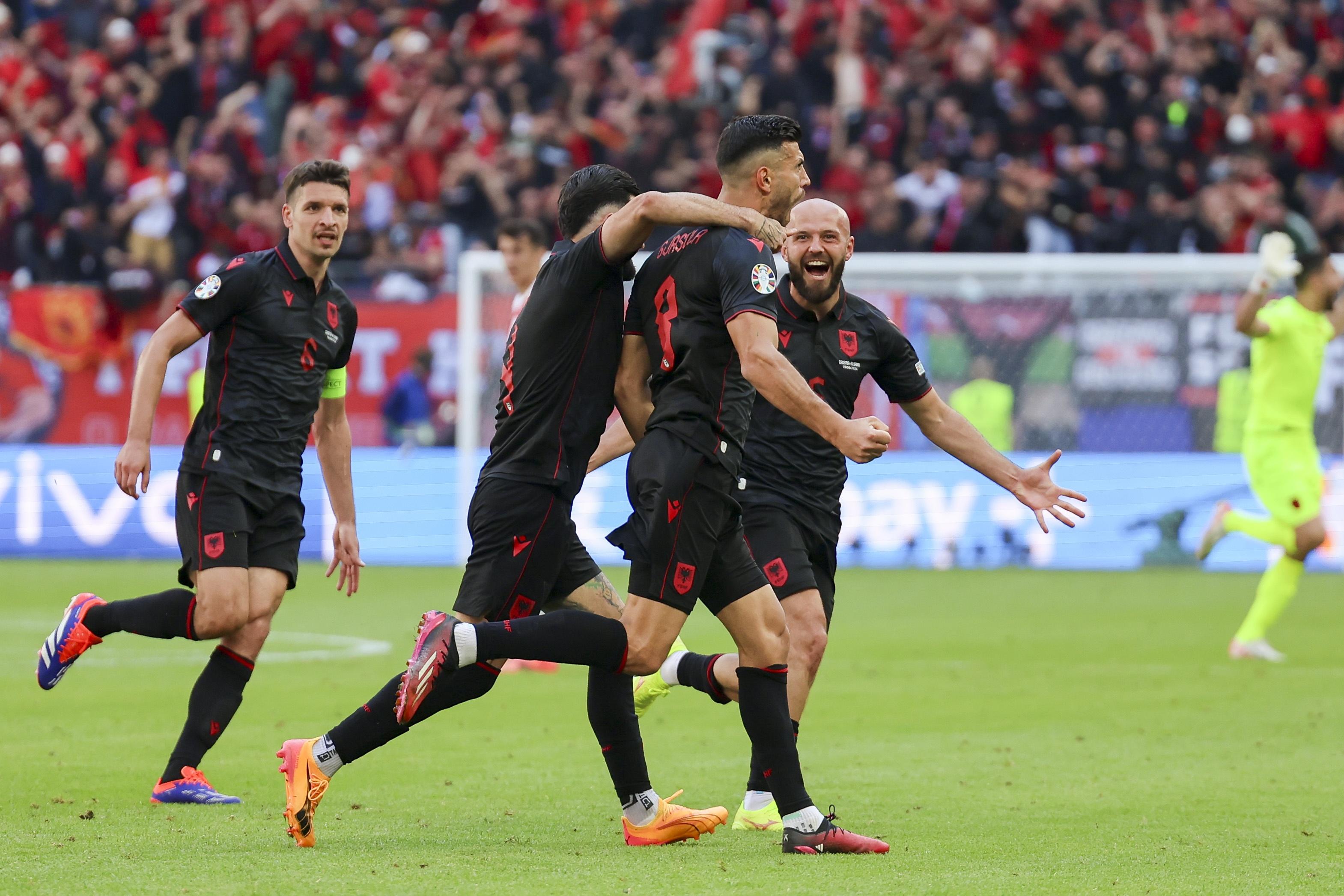 包含阿尔巴尼亚队实力不俗，向冠军之路前进的词条