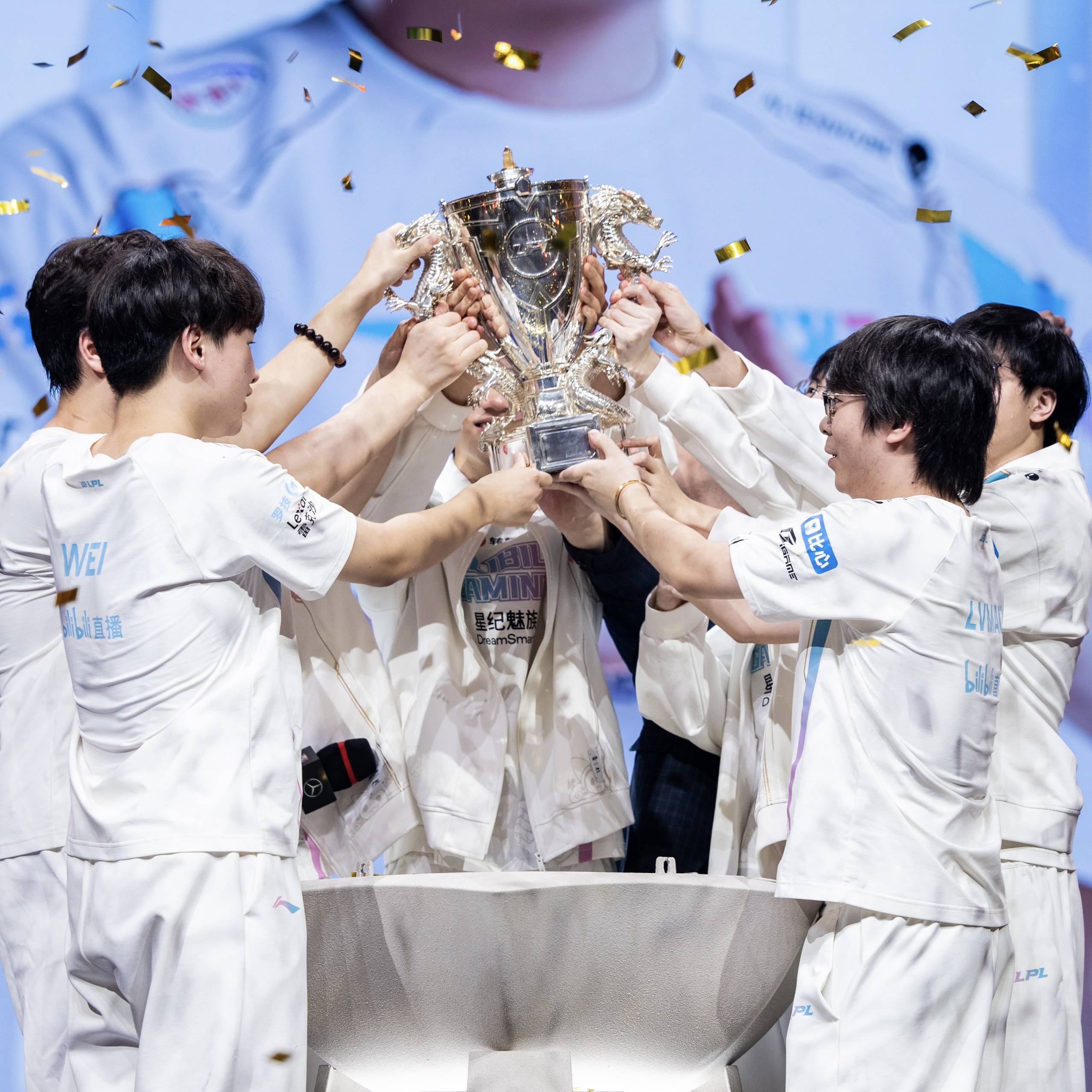 -法国选手激动夺银，庆祝胜利时刻