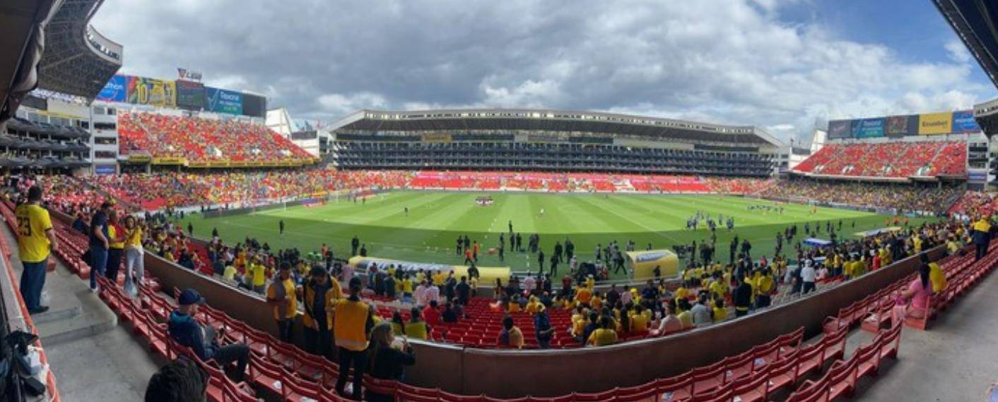 美洲女足比赛吸引球迷狂热关注，胜负悬念不断