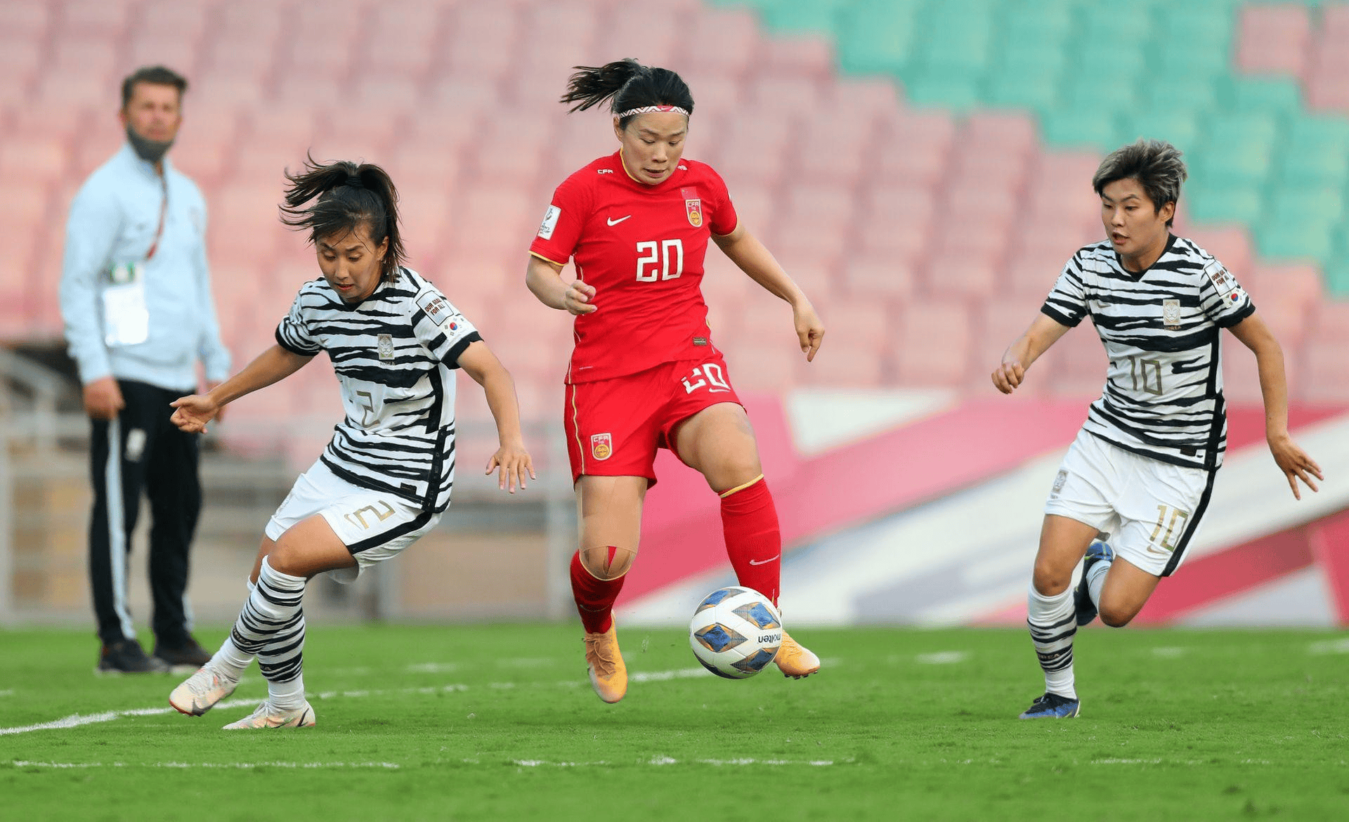 九游体育app-包含比赛日常！女足球员在场上奋勇争先的词条