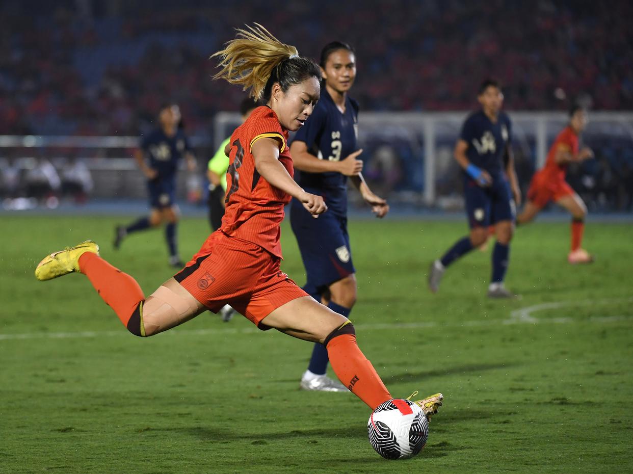 包含比赛日常！女足球员在场上奋勇争先的词条