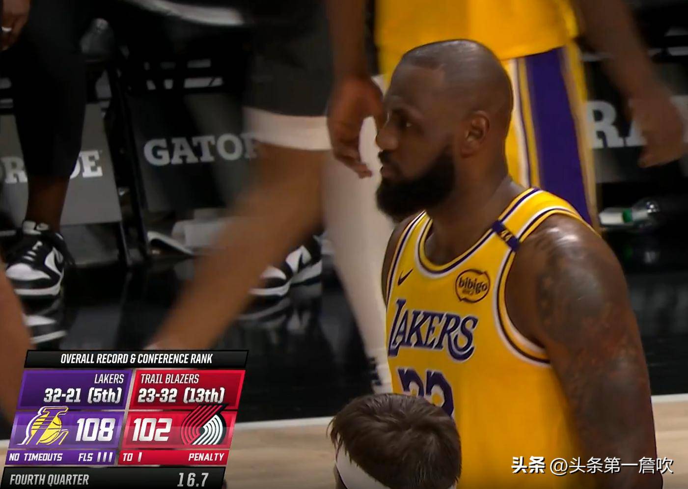 湖人惊险取胜开拓者！詹姆斯上篮得分关键