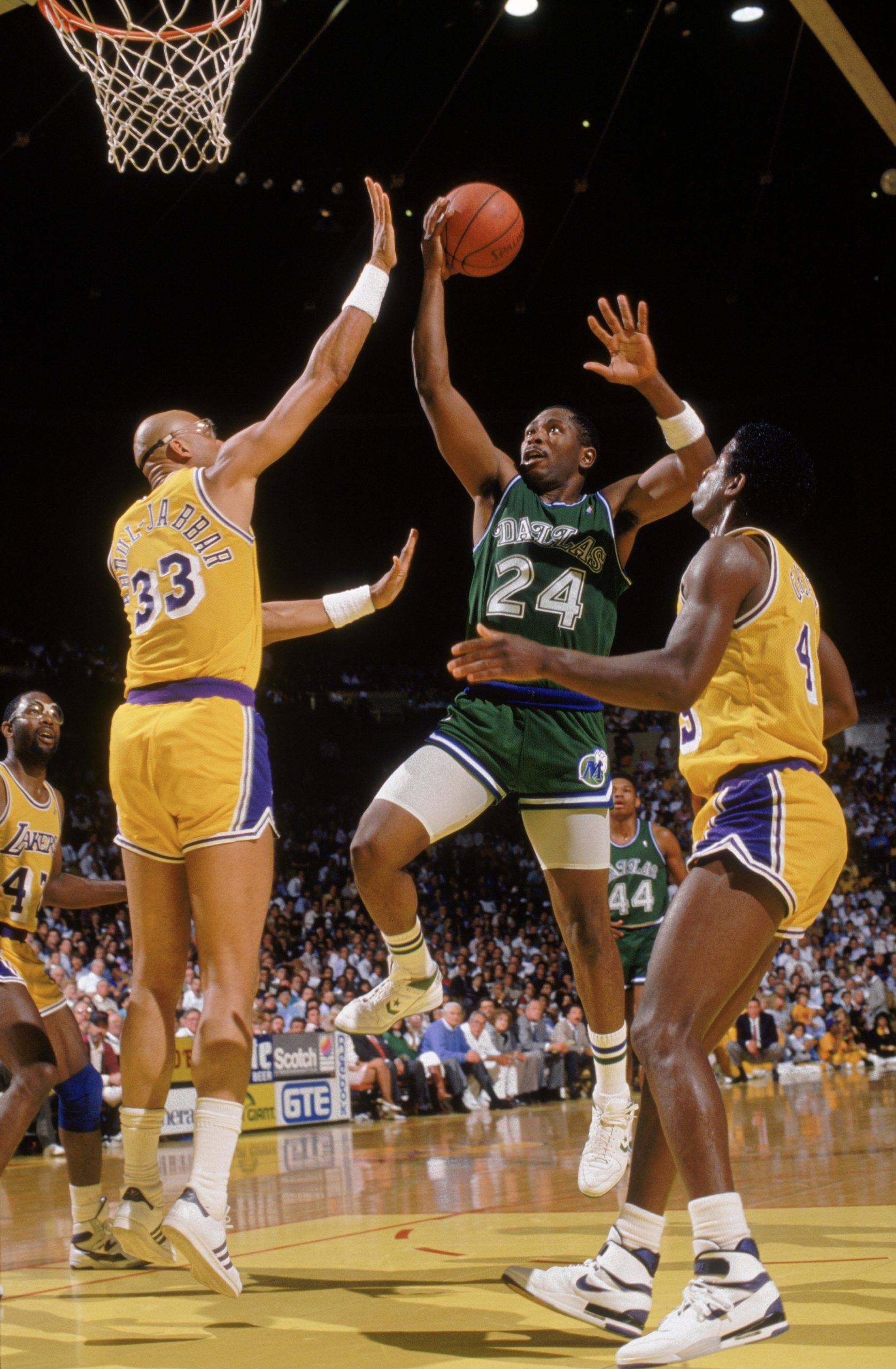 包含小牛新援崭露头角，助球队取得胜利的词条