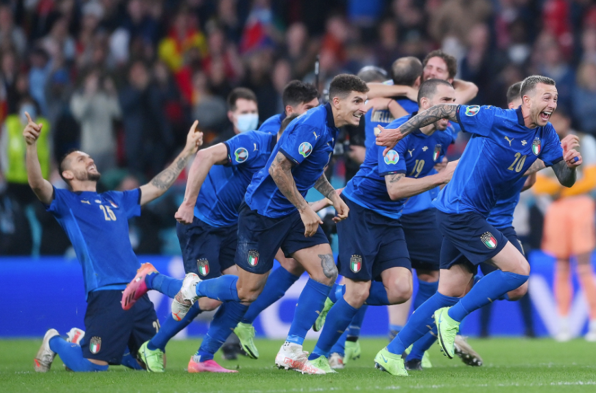 关于争雄意大利足球联赛：谁将笑到最后？的信息